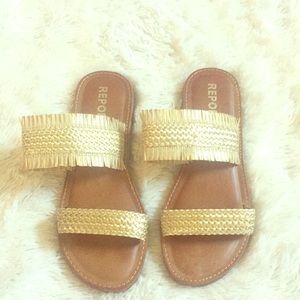 Gold sandal barely worn